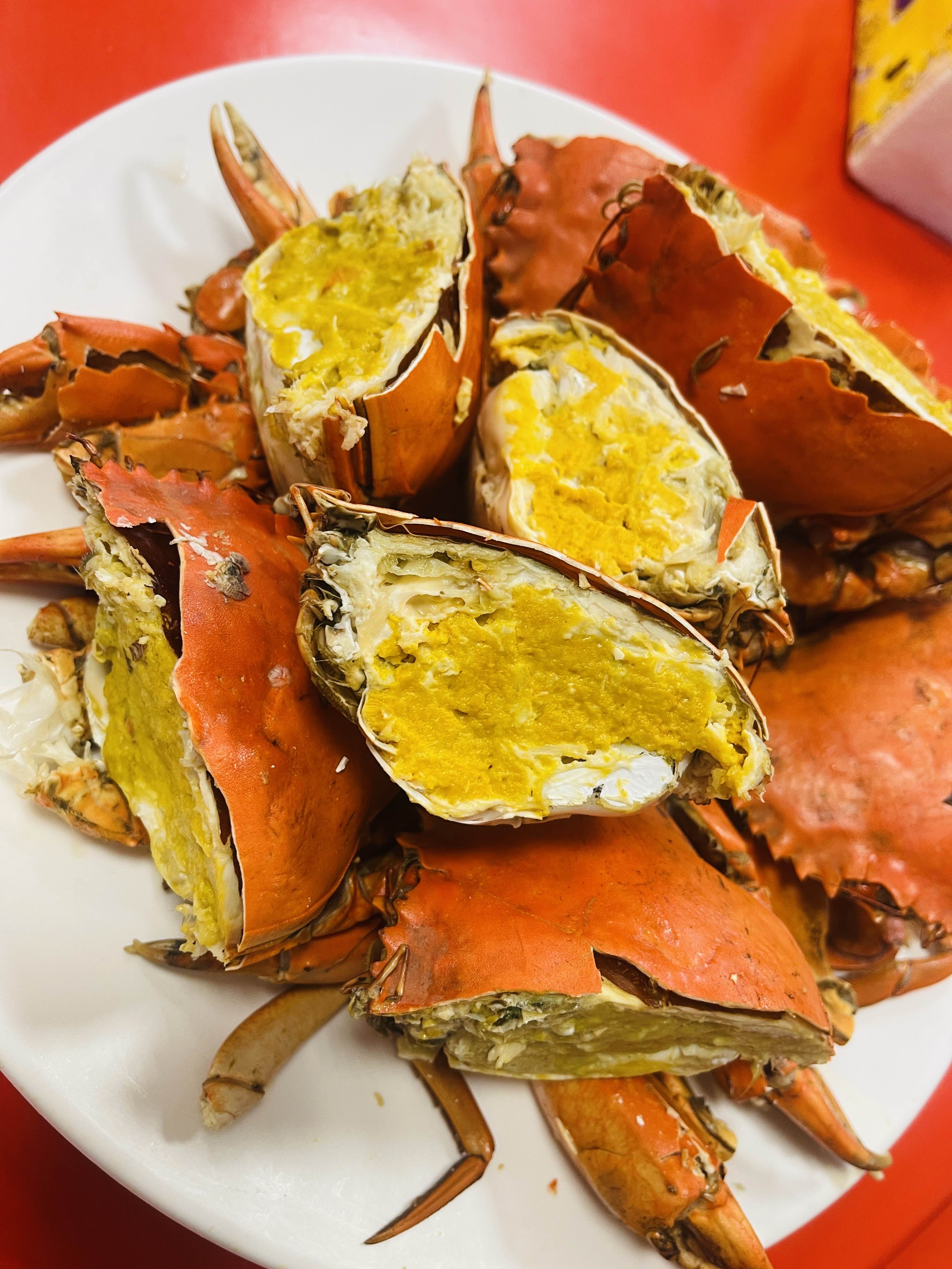 充滿金黃蟹膏的東港清蒸處女蟳