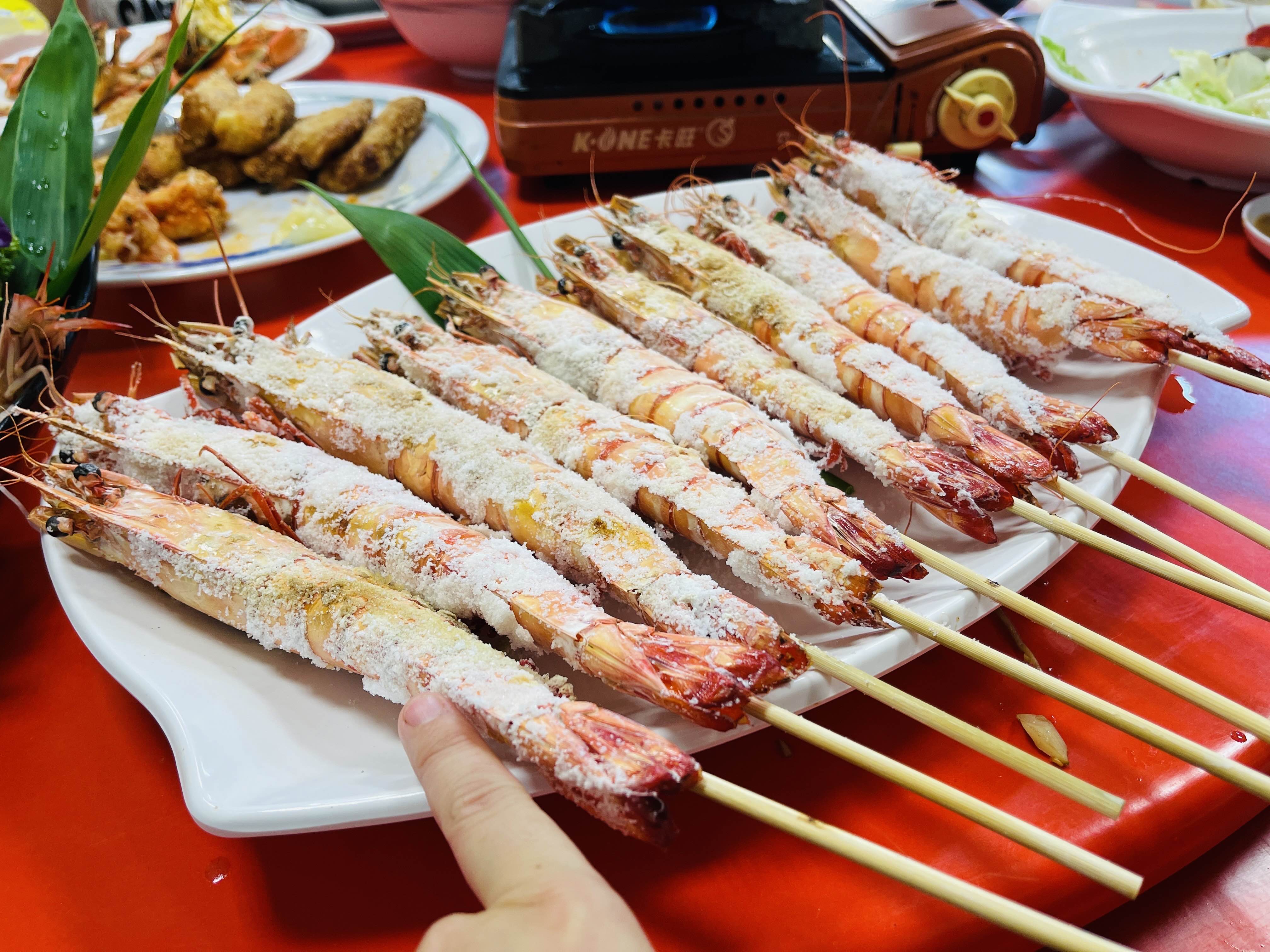 東港鹽烤大草蝦，蝦肉緊實彈牙，在地人推薦美食