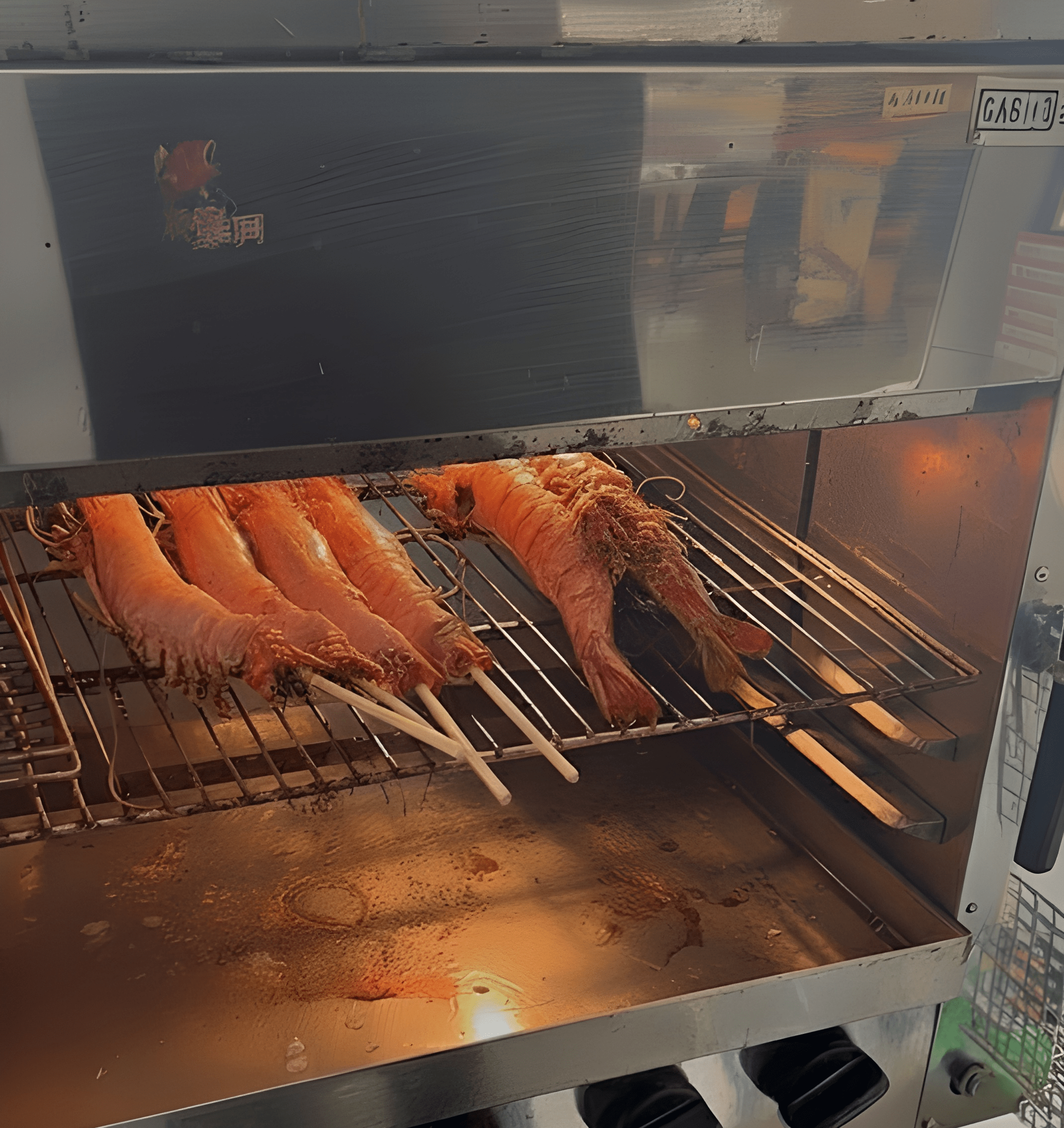 阿慶鮮魚湯的料理過程：將客人挑選的草蝦鹽烤成東港美食